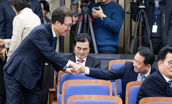 인사 나누는 김민석 대표와 이광재 예결위원장