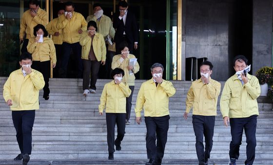 입 가리고 대피하는 국무위원들