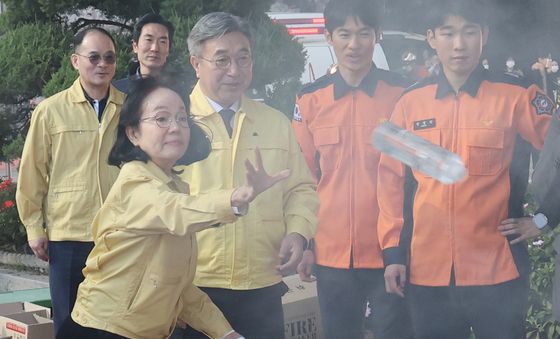 '투척용 소화기 사용은 이렇게'
