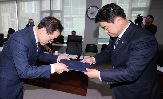도성현 포항시시설공단이사장 후보자 선서문 전달