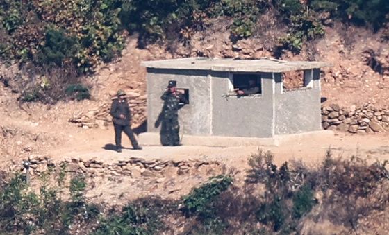 경계근무하는 북한군