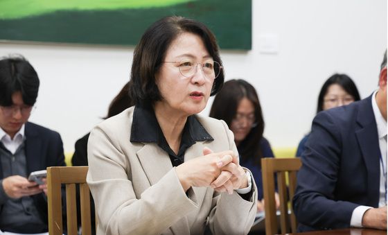 예산안 심사 앞두고 국회 찾은 추미애