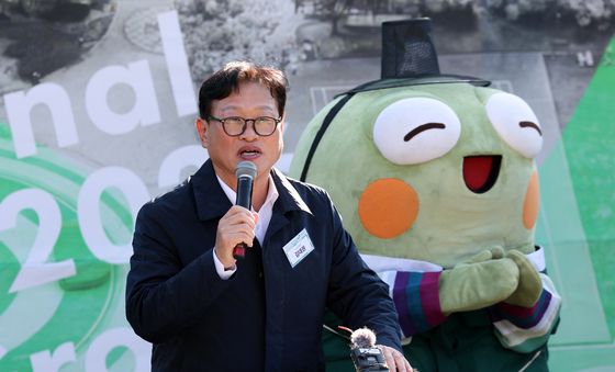 김대권 수성구청장, 뚜비와 함께 환영사김대권 수성구청장 '수성국제비엔날레' 환영사