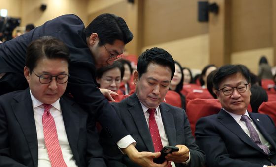 與 의총 결과 확인하는 장동혁 대표