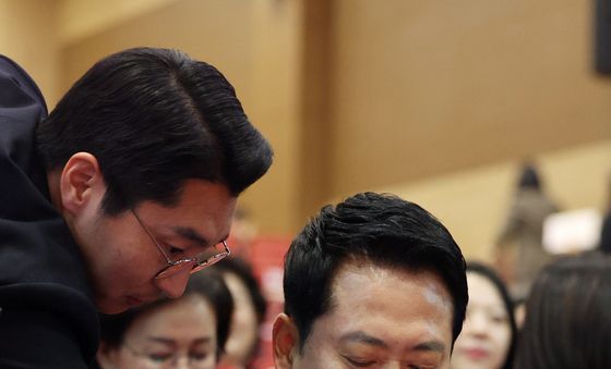 더불어민주당 의총 결과 확인하는 장동혁 대표