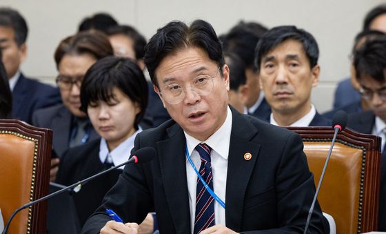 [국감] 오후 질의 답변 이어가는 김영훈 고용노동부 장관