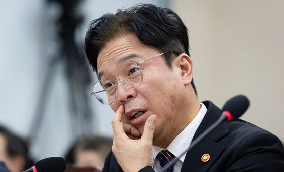 [국감] 의원 질의 답하는 김영훈 고용노동부 장관