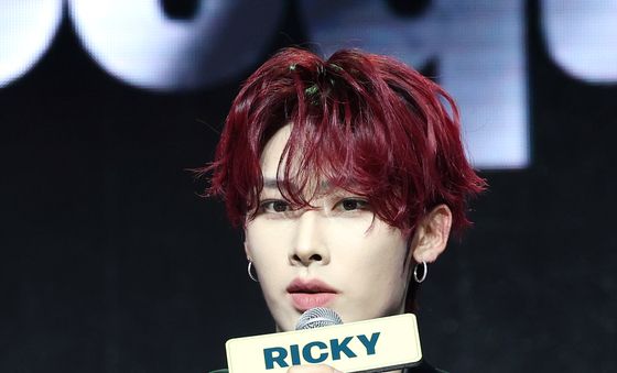 컴백 인사하는 앤더블 리키