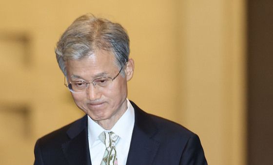 굳은 표정으로 퇴근하는 조희대 대법원장