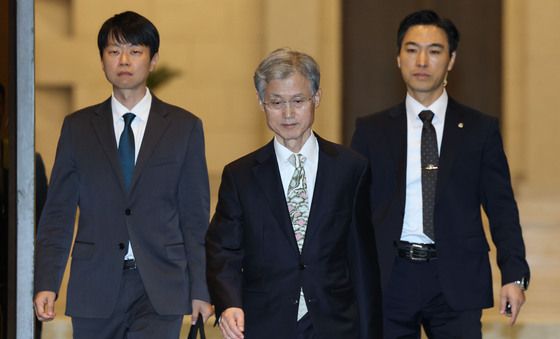 대법원 나서는 조희대 대법원장
