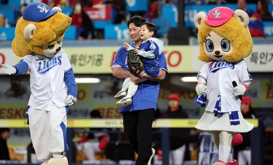시구 위해 마운드로 향하는 오승환