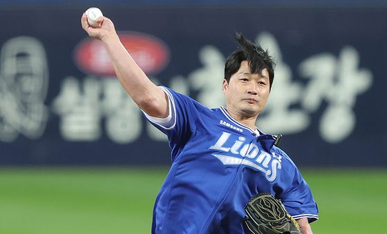 PO 2차전 시구하는 레전드 오승환