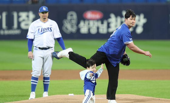 PO 2차전 시구하는 레전드 오승환