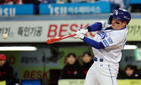 팀의 첫 안타 신고하는 최형우