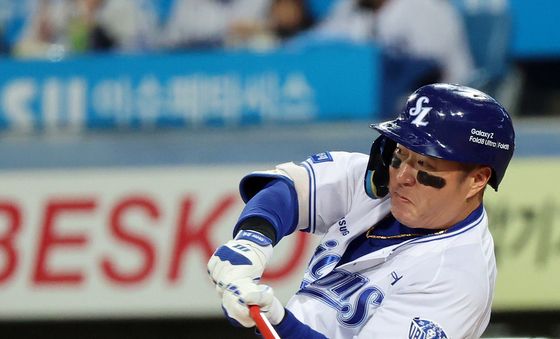 PO 최고령 출전하는 최형우의 안타