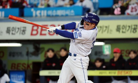 최형우, 팀의 첫 안타 신고