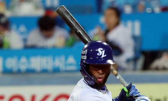 이의리의 공에 맞는 디아즈