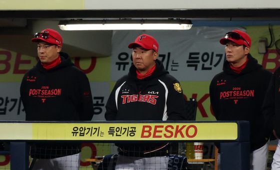 굳은 표정으로 경기 지켜보는 이범호 감독