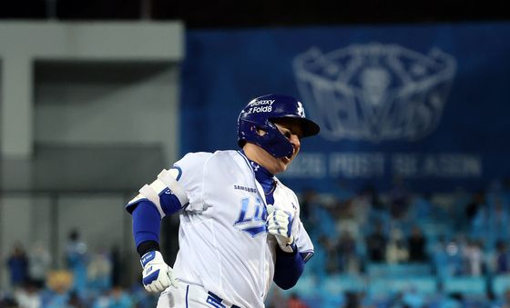 환한 미소 지으며 홈으로 향하는 최형우