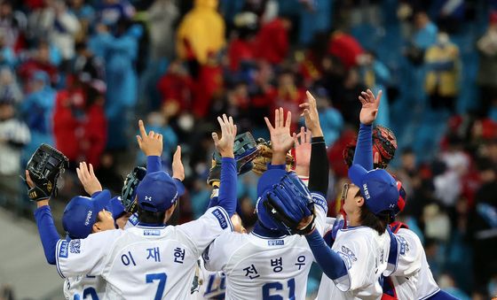 삼성, 8대3 승리하며 시리즈 1대1 균형