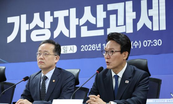 가상자산과세 논의하는 김민석