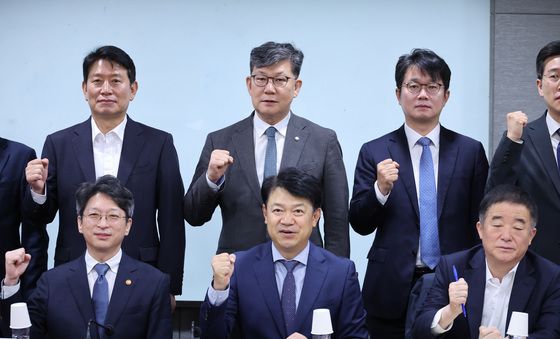 국토위원들과 기념 촬영하는 홍지선 장관