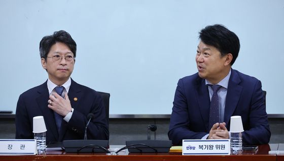 당정 대화하는 홍지선·복기왕