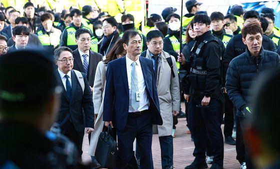 선관위 특검 투표지 검증단, 올림픽공원 핸드볼경기장 진입