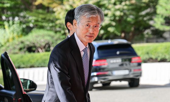대법 향하는 조희대 대법원장