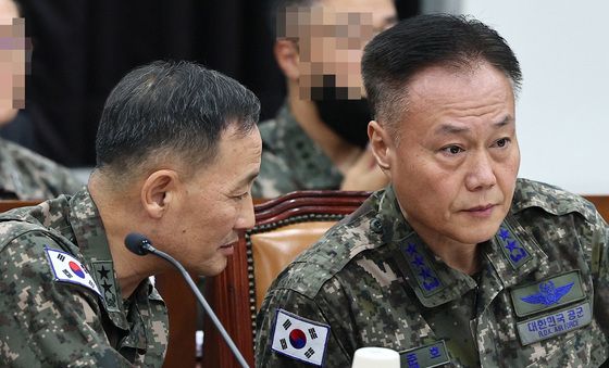 [국감] 대화 나누는 김준호 국방정보본부장·박민영 정보사령관