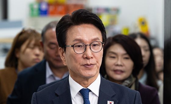 최고위원회의 참석하는 김민석 대표