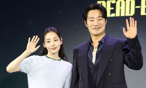 포즈 취하는 김민하와 이희준