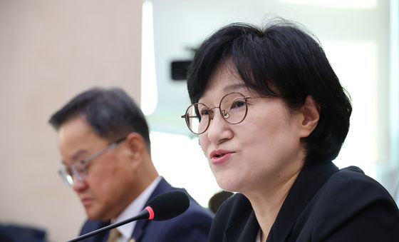 [국감] 답변하는 원민경 장관