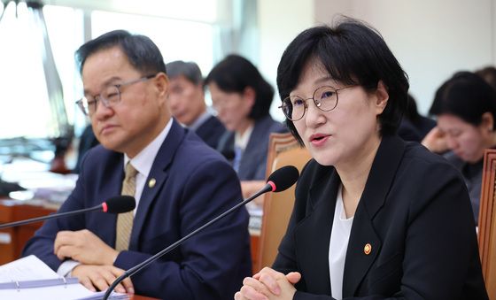 [국감] 의원 질의 답변하는 원민경 장관
