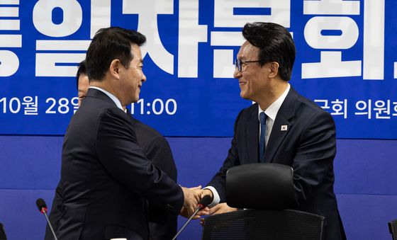 인사 나누는 김민석 대표와 박정 의장