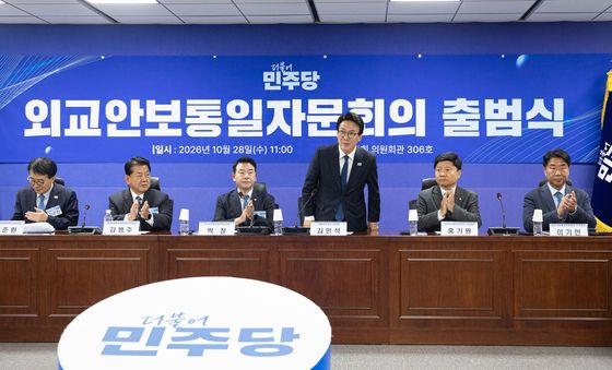 인사하는 김민석 대표