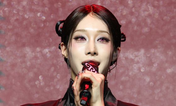 엑스러브 루이, 신비로운 핑크빛 눈빛