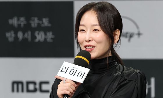 인사말 하는 '라이어' 서현진