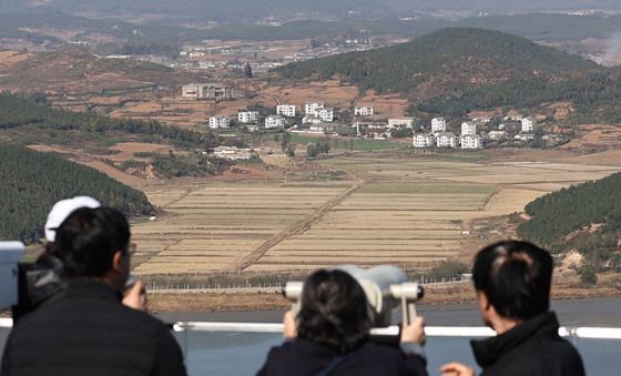 북한 접경 마을 살펴보는 시민들