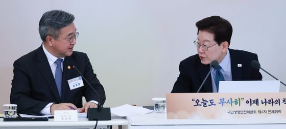 윤호중 장관과 대화하는 이재명 대통령