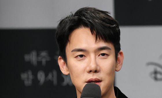 취재진 질문에 답하는 유연석