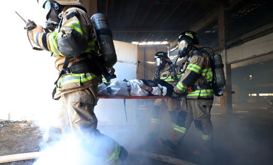 복합재난 현장 진압 나선 소방대원들