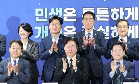 손뼉 치는 김정호 위원장·김영훈 장관