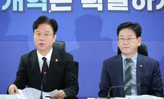 현안 논의하는 김영훈 장관