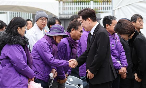 이태원참사 유가족 위로하는 이재명 대통령