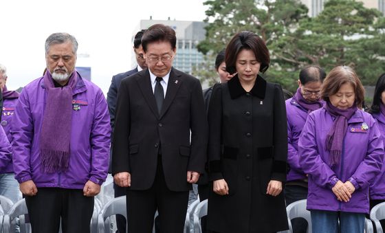 추모의 묵념하는 이재명 대통령·김혜경 여사