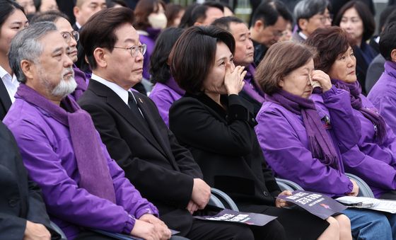 눈물 흘리는 김혜경 여사