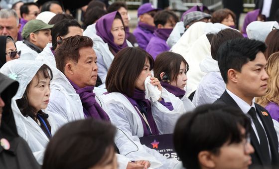 눈물 흘리는 이태원참사 유가족