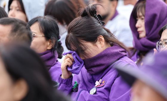 눈물 흘리는 이태원참사 유가족