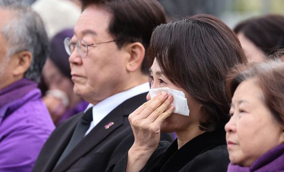 눈물 흘리는 김혜경 여사